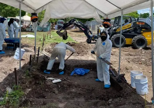 Avanza exhumación de cuerpos en panteón