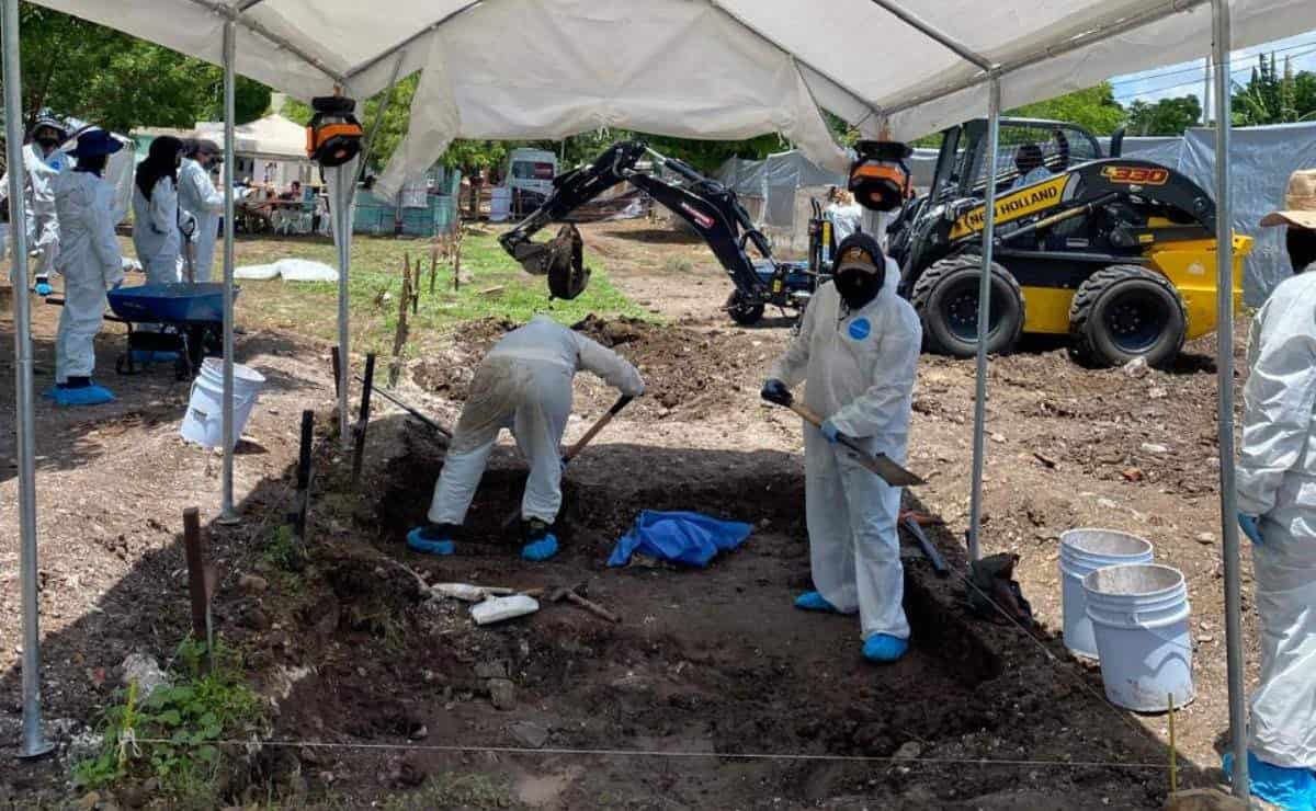 Avanza exhumación de cuerpos en panteón