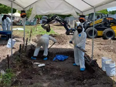 Avanza exhumación de cuerpos en panteón