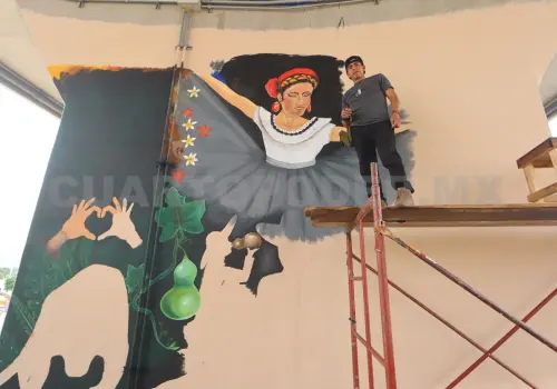 Artista indígena da vida a mural zoque