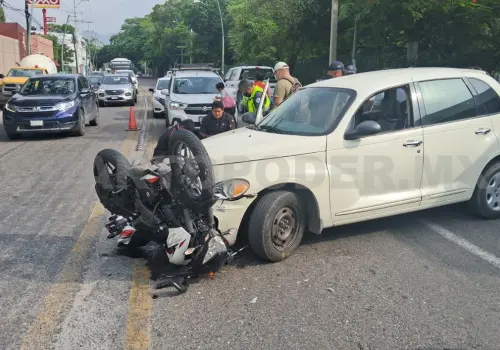 Le cortan el paso a motorista y lo lesionan
