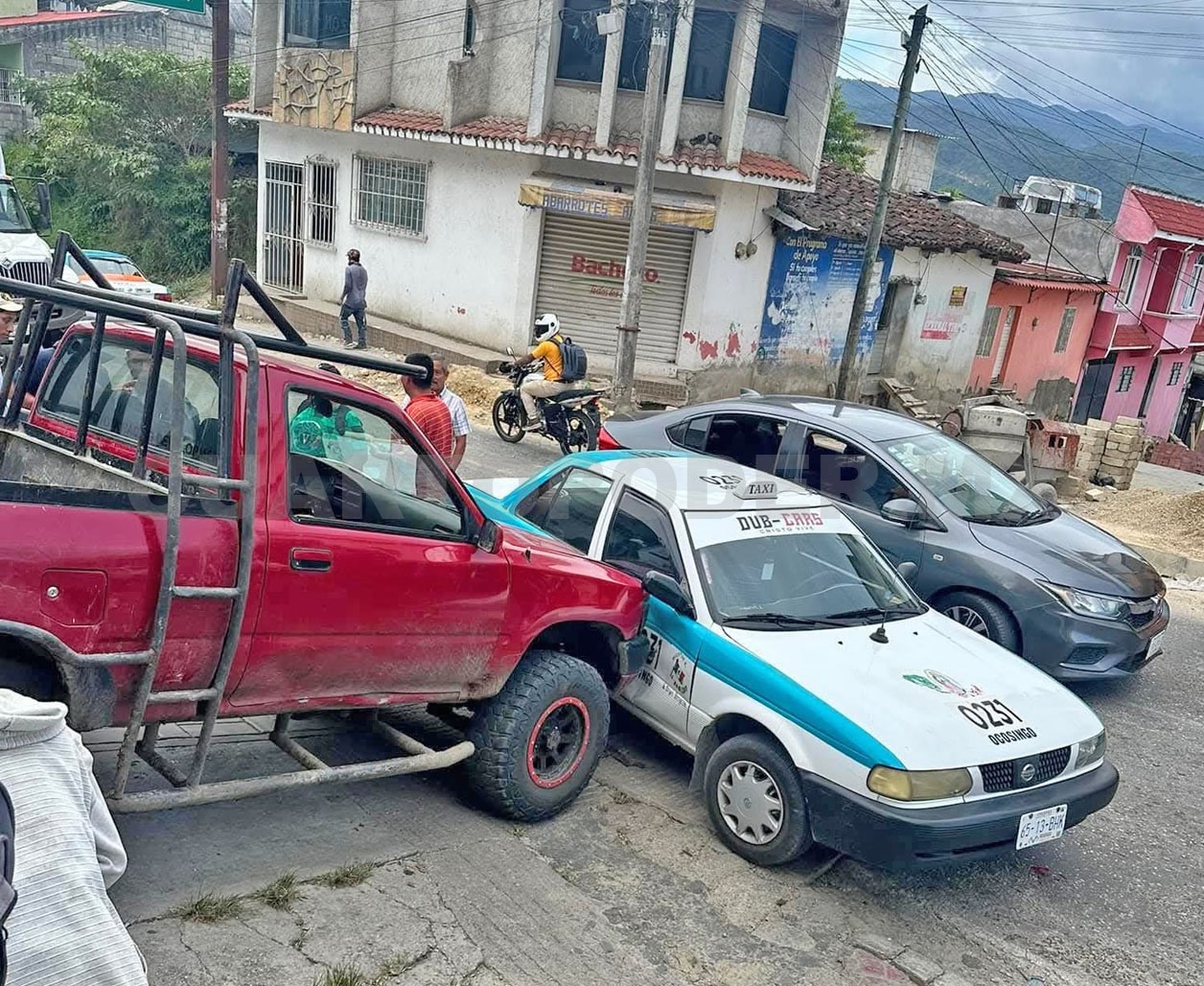 Se va sin control en pendiente y estrella en taxi