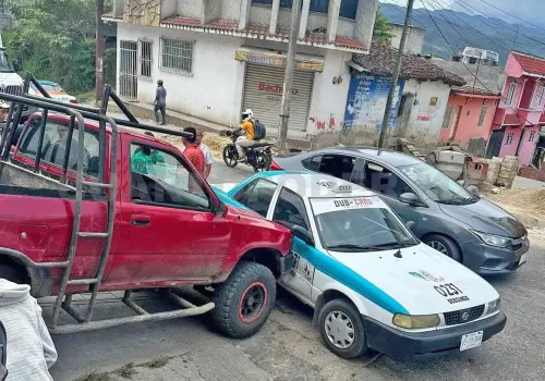 Se va sin control en pendiente y estrella en taxi