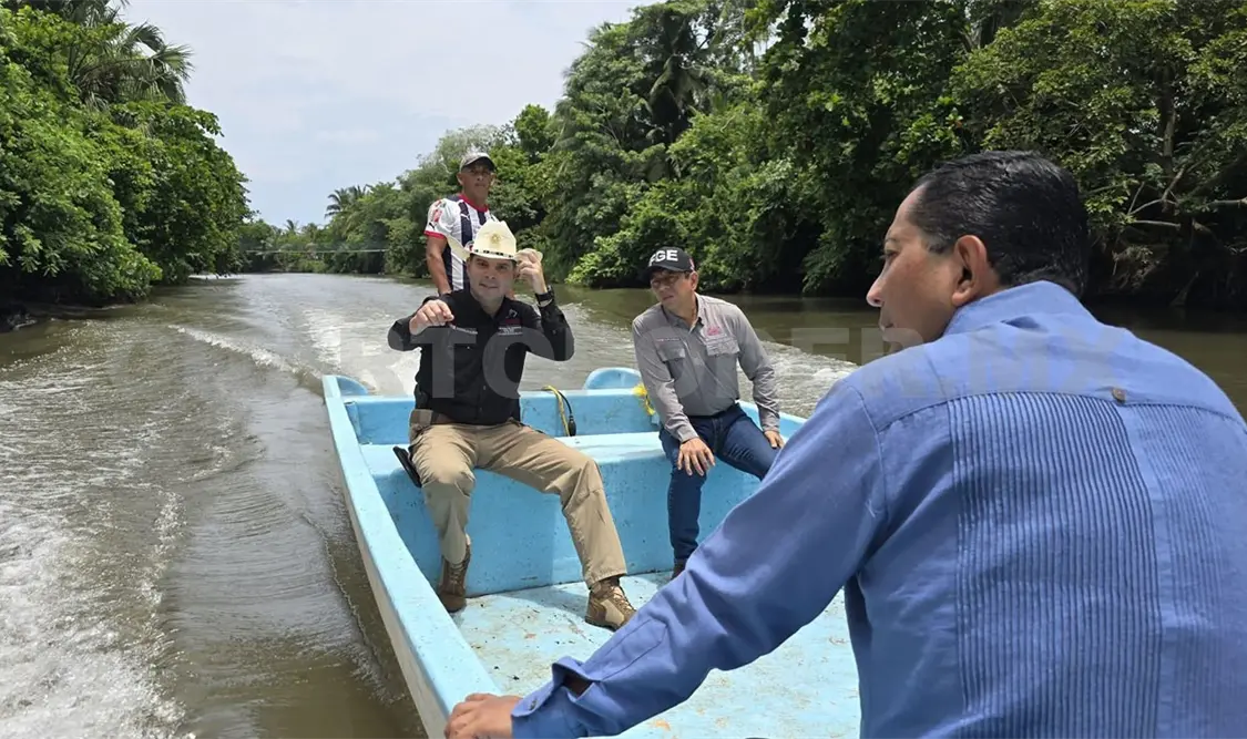 El fiscal general, Jorge Luis Llaven Abarca, recorrió en lancha las aguas del río Cahoacán, acompañado del titular de la SSP. CP