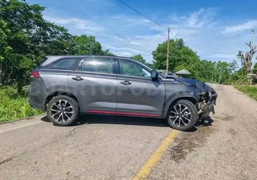 Se accidenta camioneta de lujo y bloquea carril