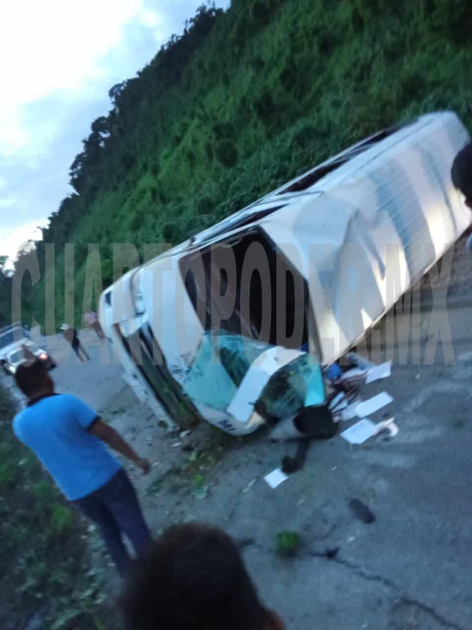Colectivo termina volcado dentro de una milpa