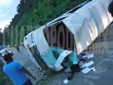 Colectivo termina volcado dentro de una milpa