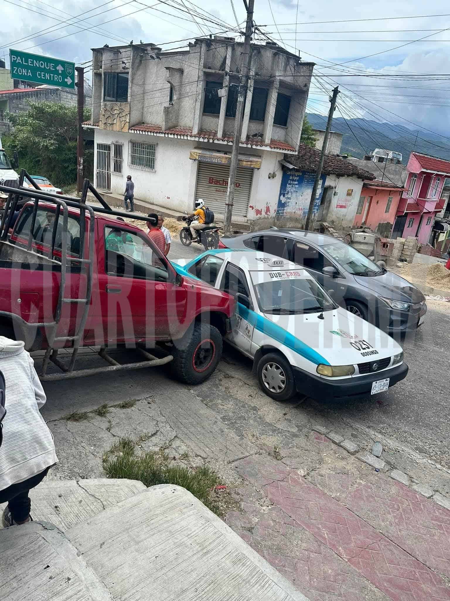 Se va sin control en pendiente y estrella en taxi