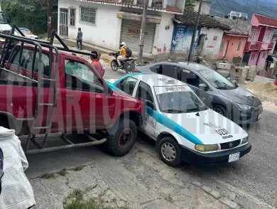 Se va sin control en pendiente y estrella en taxi