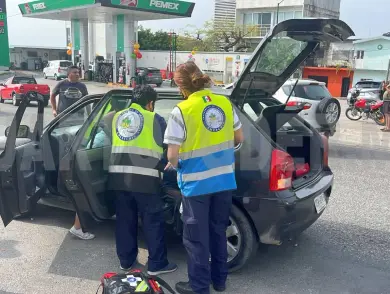 Mujer resulta lesionada en carambola de tres vehículos