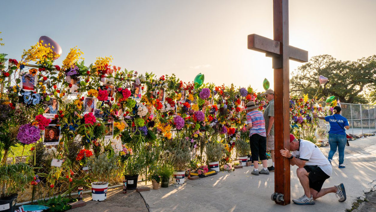 Levantan memorial para víctimas en Texas