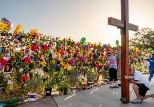 Levantan memorial para víctimas en Texas