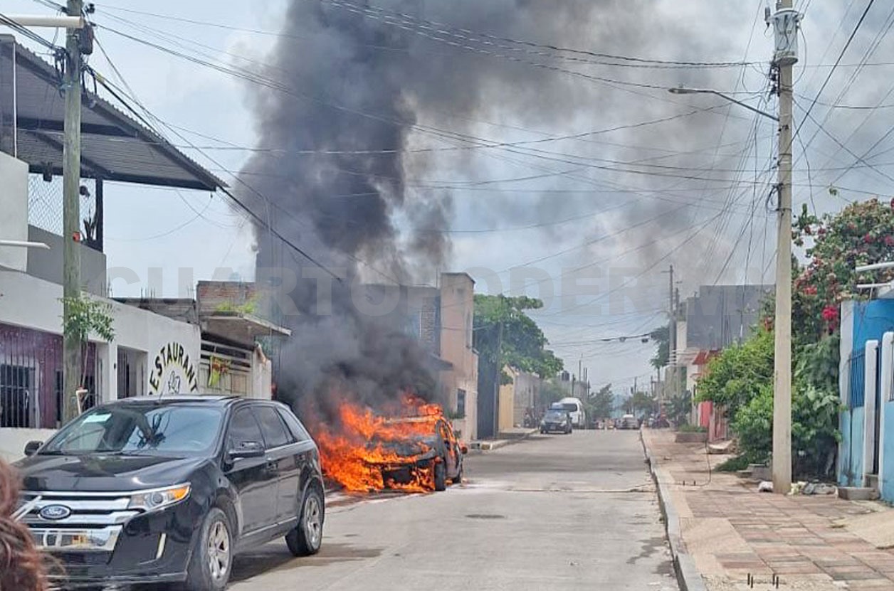 Presunto cortocircuito causa incendio de auto