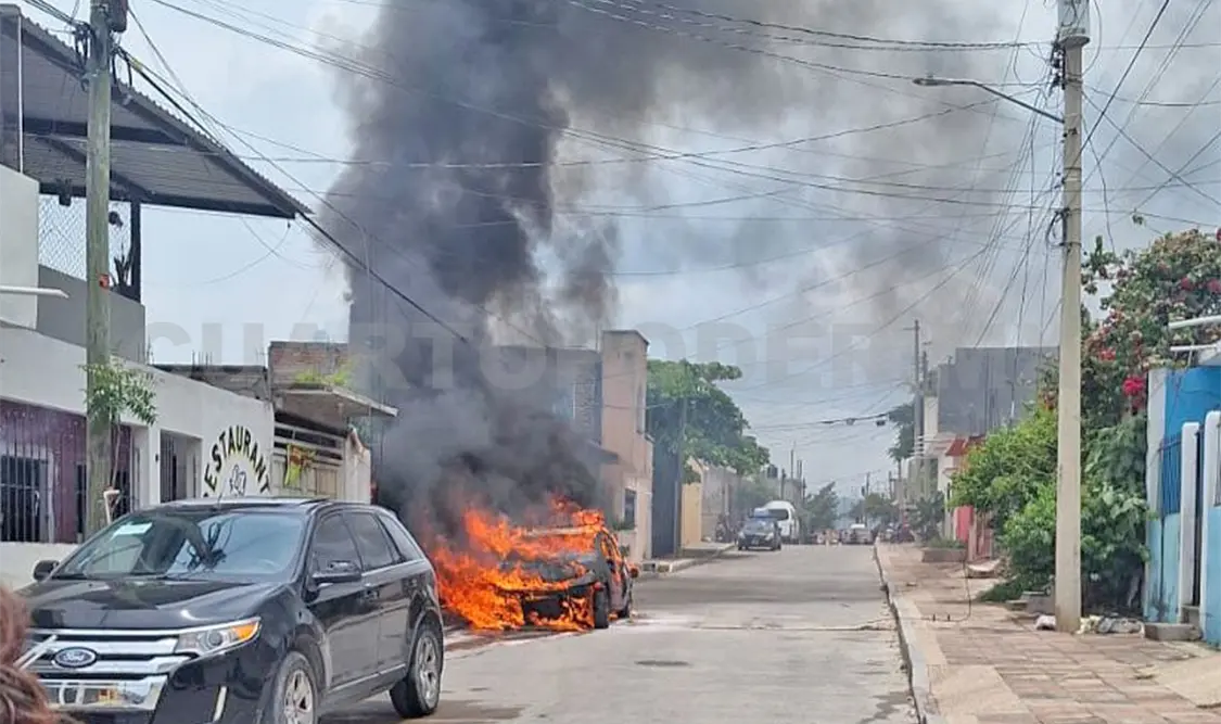 El incendio del vehículo fue en el Kilómetro 4, al mediodía del sábado. Ulises Villalobos / CP