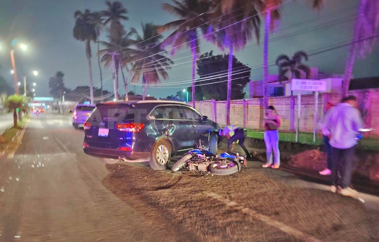 Choque entre camioneta y moto solo deja daños