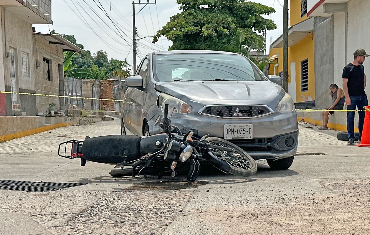 Hospitalizan a motorista tras sufrir un accidente
