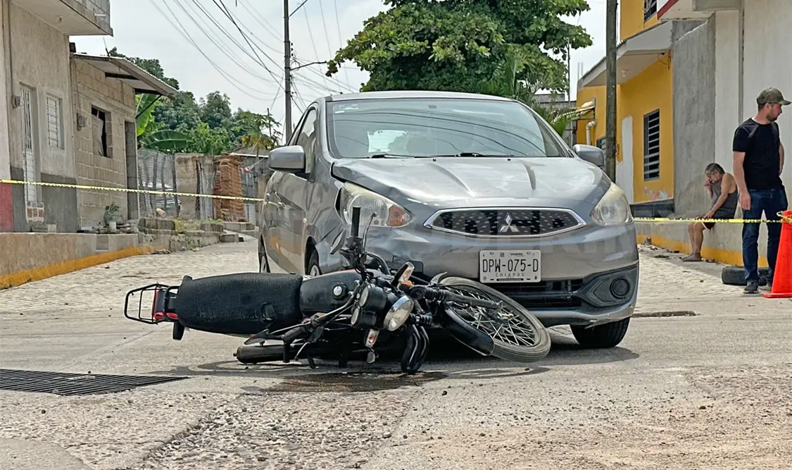 La Vento presentó daños considerables y acabó prácticamente debajo de la fascia delantera del automóvil. Osman Toledo / CP