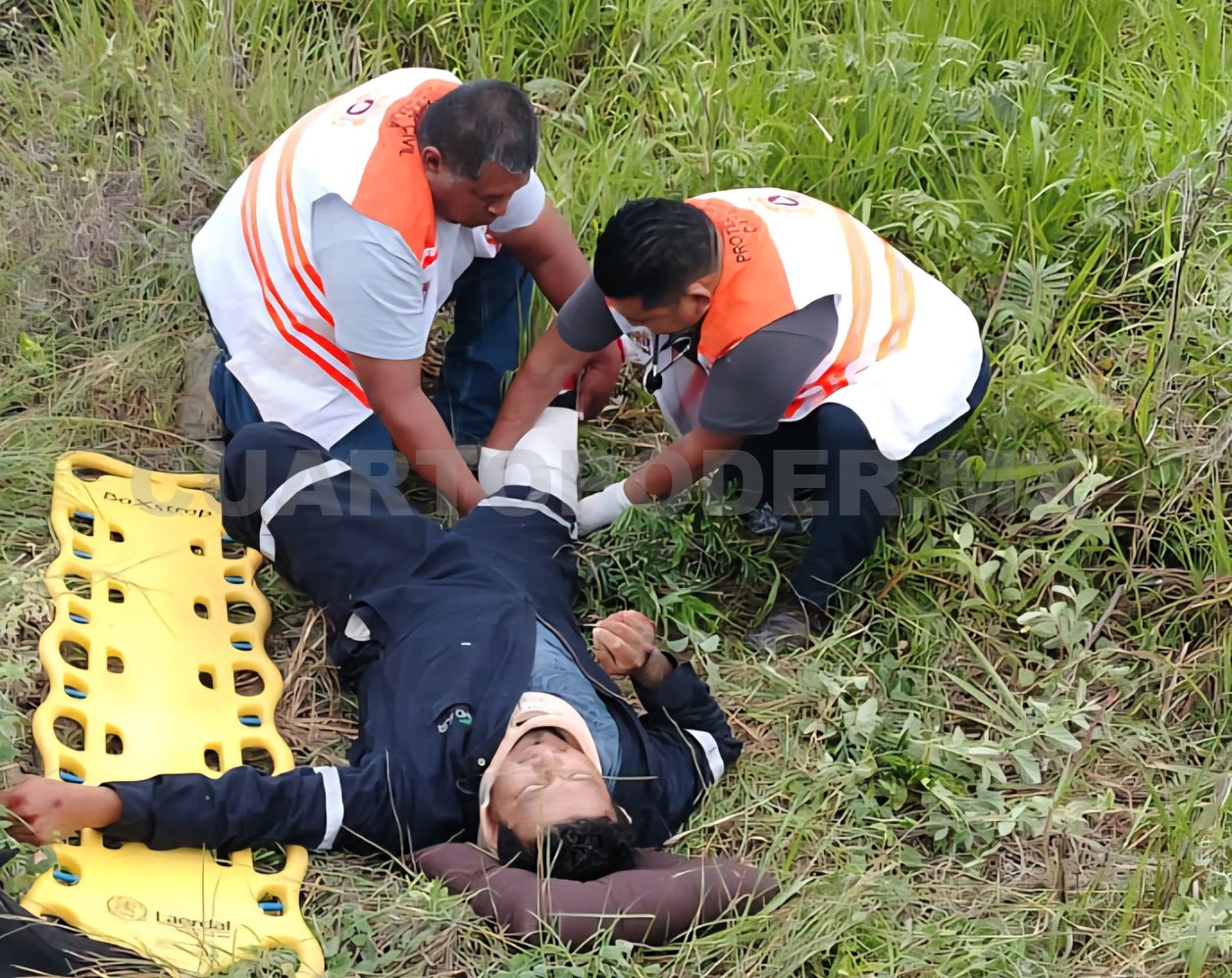 Se estrellan taxi y motocicleta por exceso de velocidad