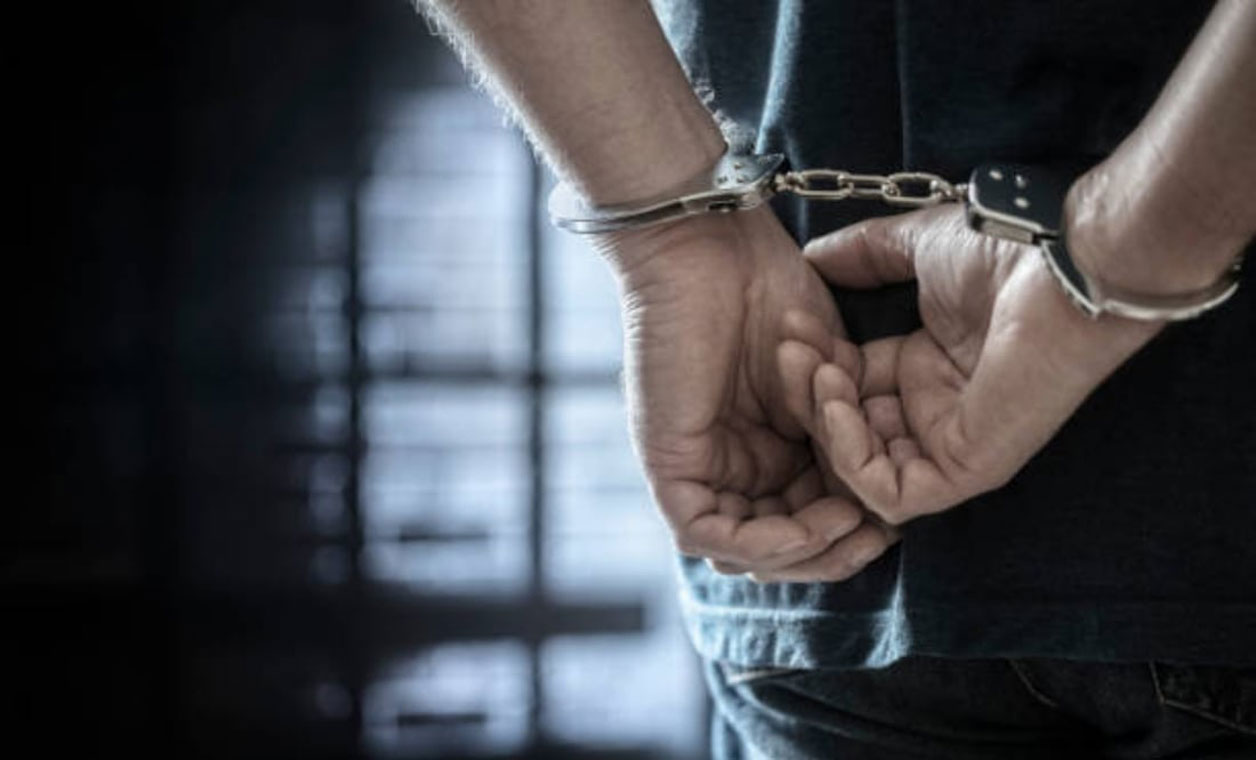 Dictan auto de formal prisión a exagente