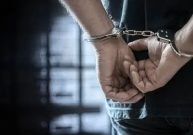 Dictan auto de formal prisión a exagente
