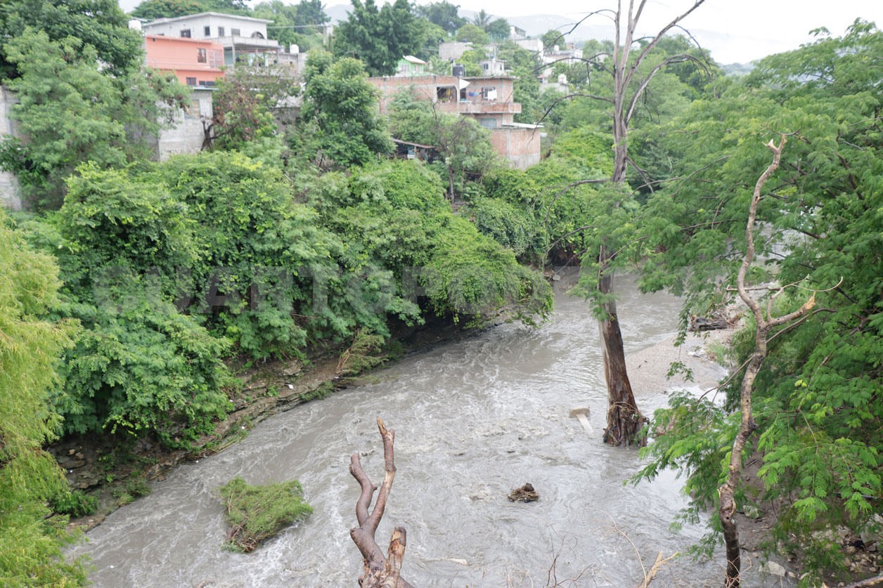 Sabinal arrastra hasta 60 mil botellas de agua por segundo