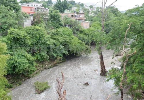 Sabinal arrastra hasta 60 mil botellas de agua por segundo
