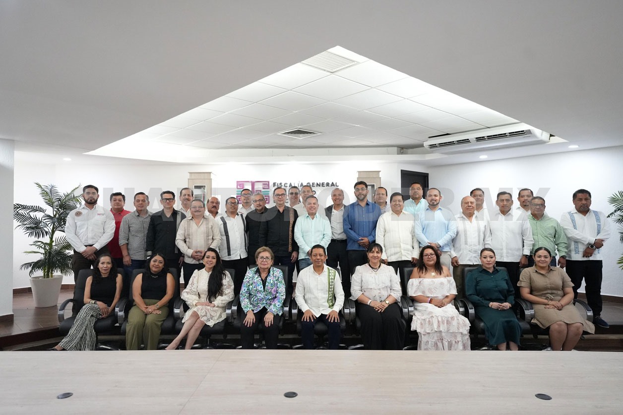 Reconocen a abogados de la FGE en su día