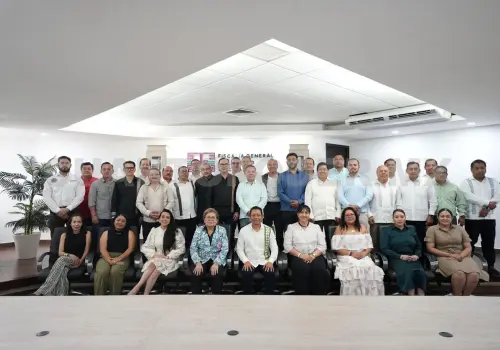 Reconocen a abogados de la FGE en su día