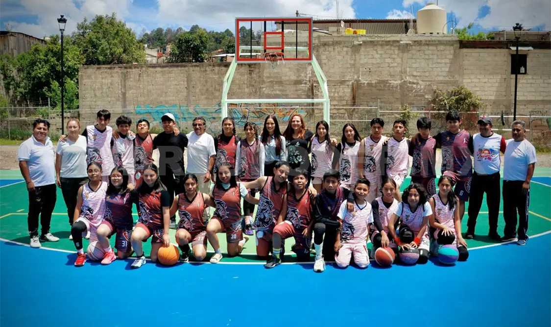 Bárbara Altuzar acompañó a la presidenta municipal, Fabiola Ricci, a la entrega de esta obra deportiva. Cortesía