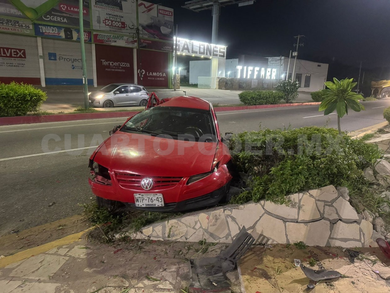 Chocan automóvil compacto en tramo carretero a Tuxtla
