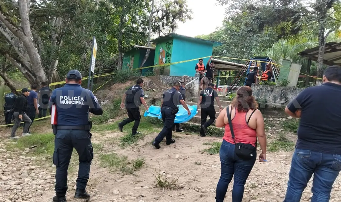 El cadáver fue rescatado por policías y una brigada de Protección Civil. Genaro Sánchez / CP