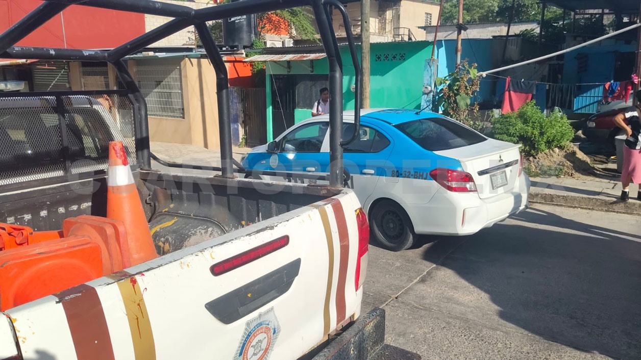 Queda malherido al impactar en un taxi