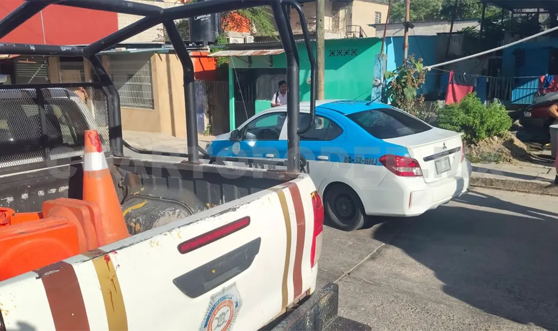 El motociclista rebotó en un taxi al pasarse el alto. Genaro Sánchez / CP