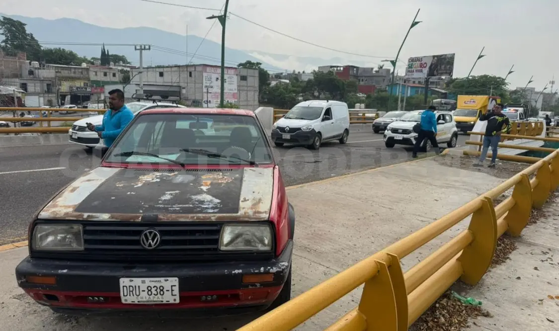 Del impacto, un automóvil subió el andén central. Ulises Villalobos / CP