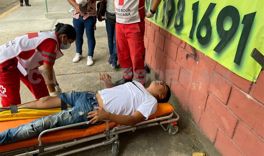En Las Delicias, un motociclista acabó fracturado tras un fuerte choque contra un Jetta. Ulises Villalobos / CP