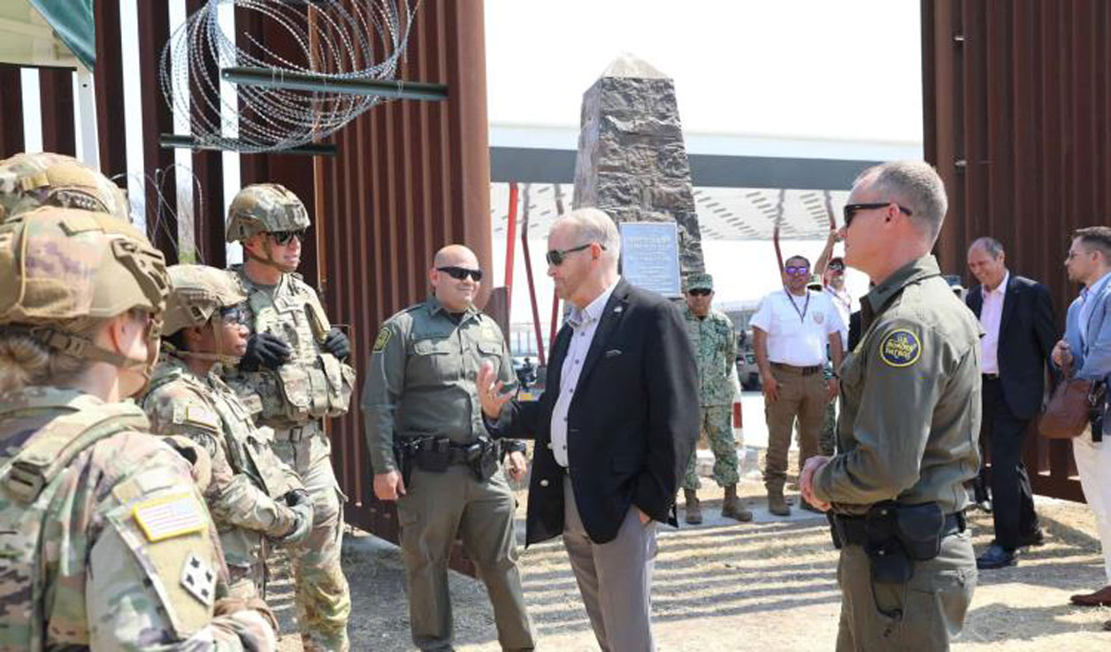 Ronald Johnson visita frontera con México