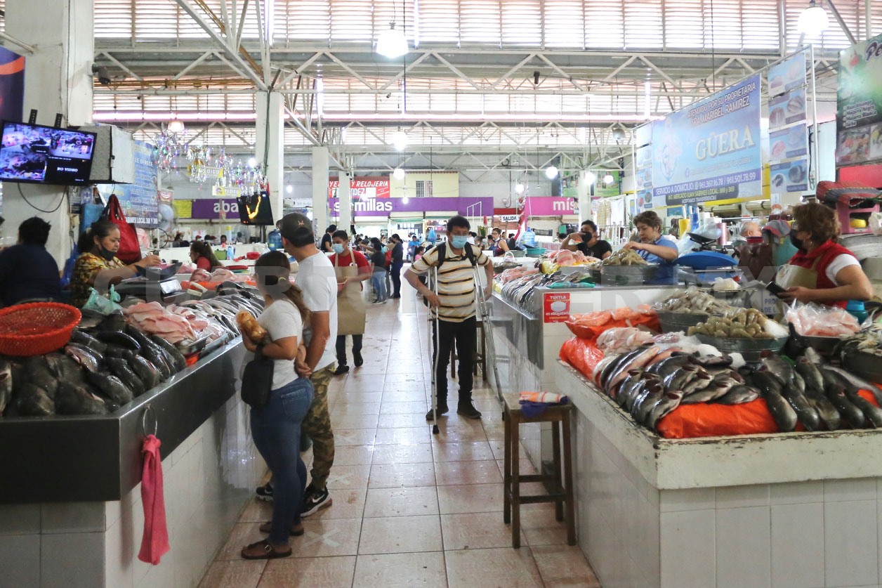 Denuncian locatarios cobros injustificados