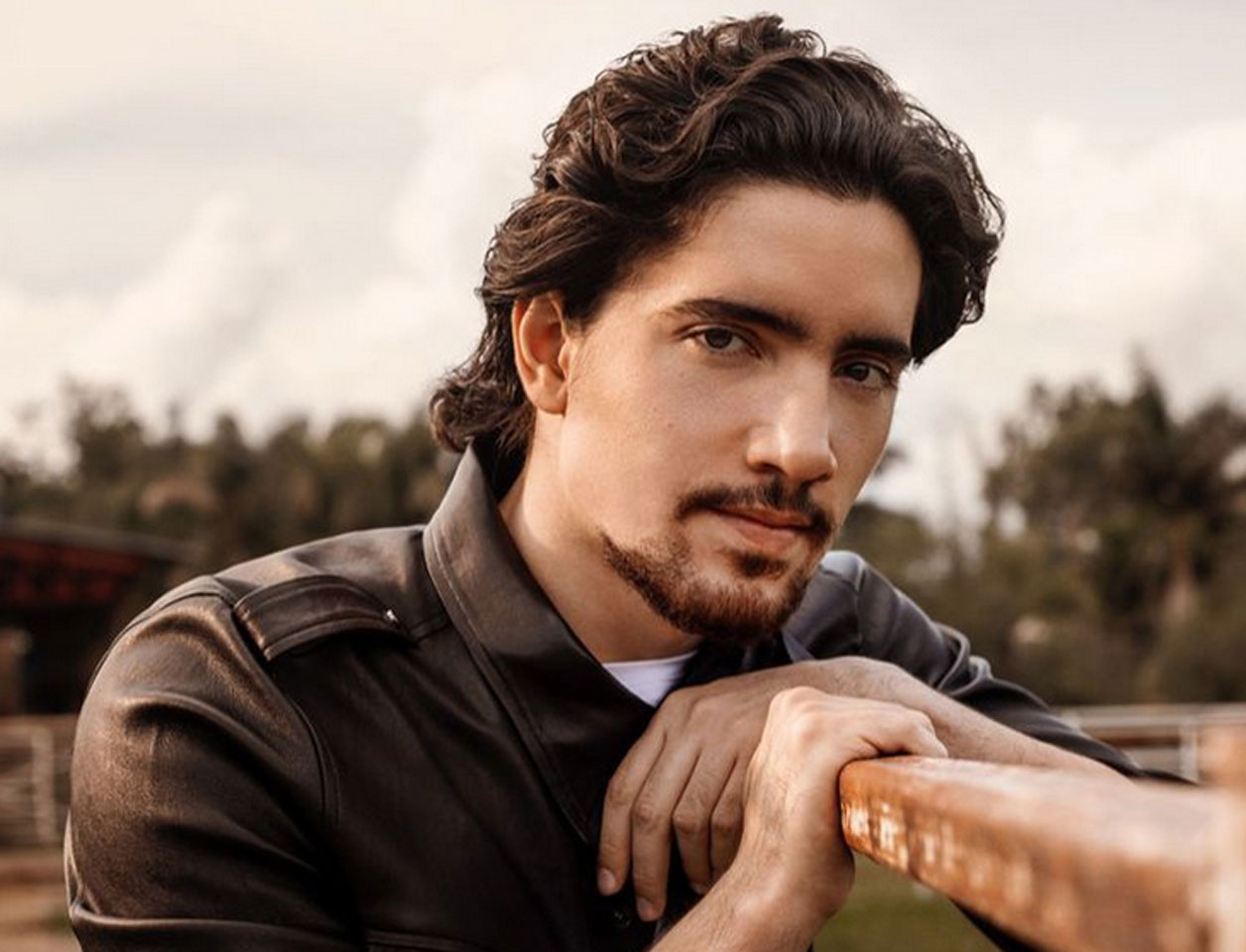 Alex Fernández le entra al mariachi-pop