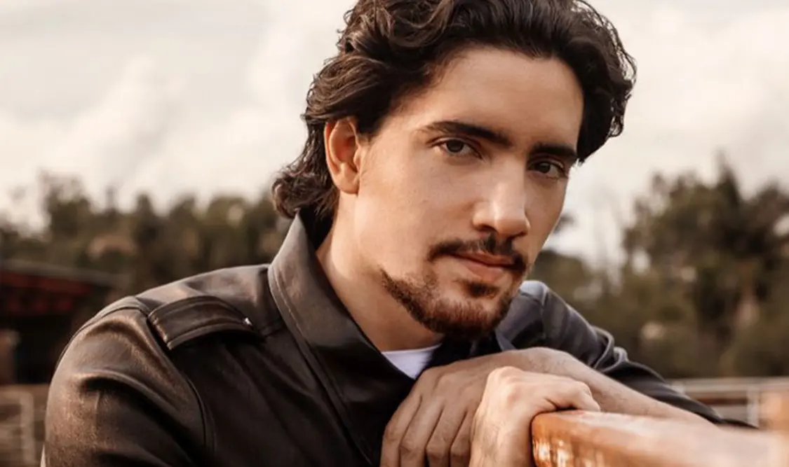 Alex Fernández le entra al mariachi-pop