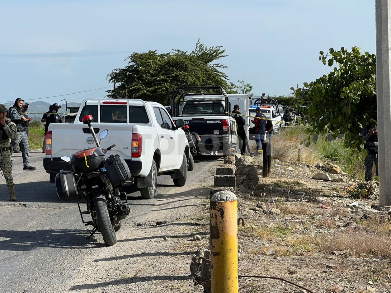Encuentran a hombre muerto entre matorrales
