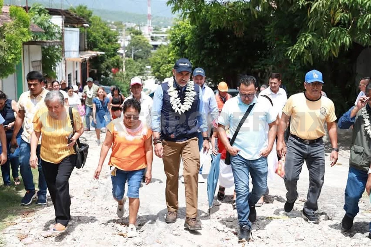 Banderazo de Ángel Torres a arranque de pavimentación