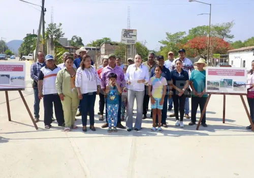 Valeria Rosales inaugura siete calles en "La Garza"