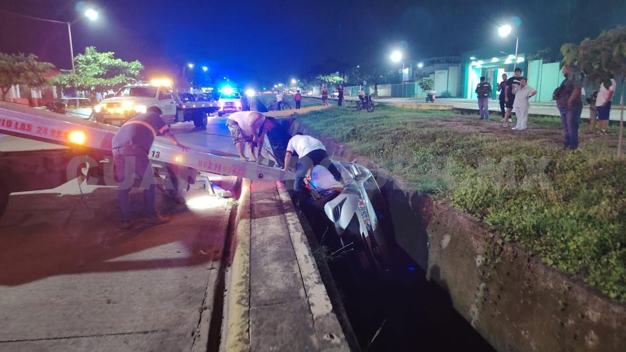 Otro veloz conductor cae a canal del Par Vial