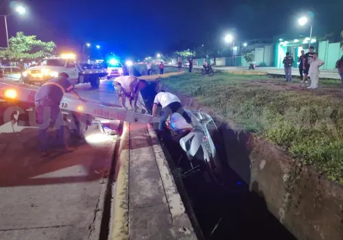 Otro veloz conductor cae a canal del Par Vial