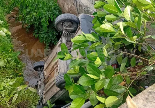 Se precipita con todo y carro a dren pluvial
