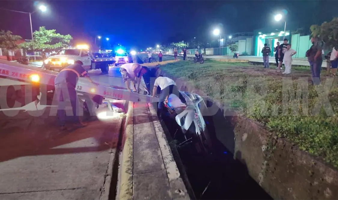 Otro veloz conductor cae a canal del Par Vial