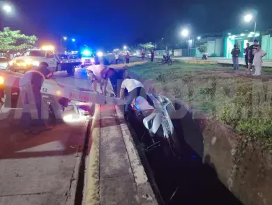 Otro veloz conductor cae a canal del Par Vial