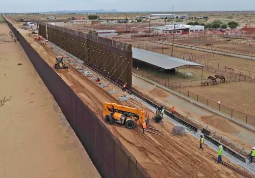 Levanta E.E. U.U. nuevo muro fronterizo