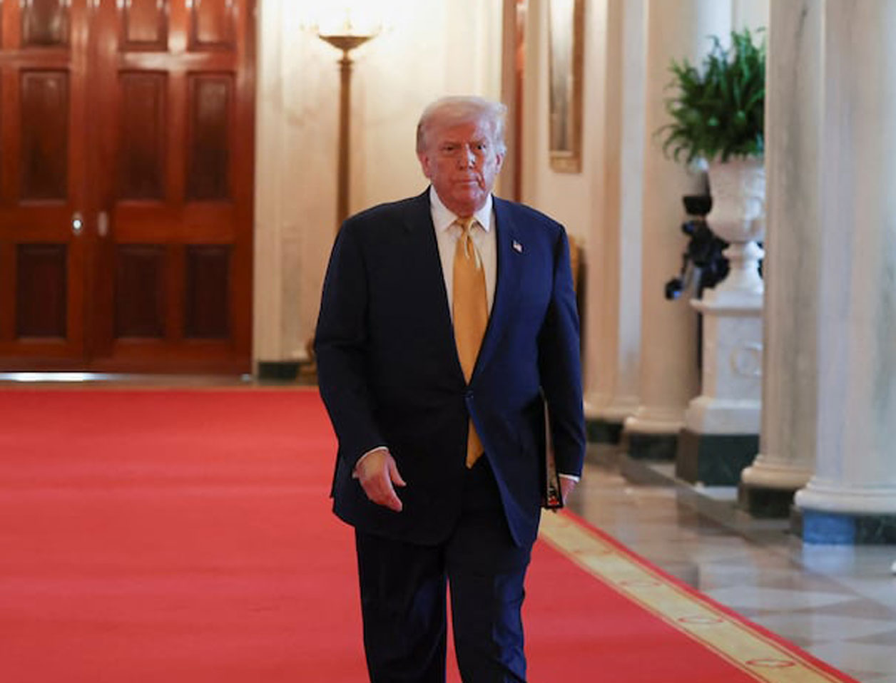 Diagnostican a Trump insuficiencia venosa