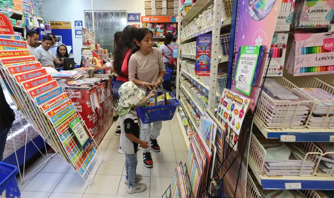 Karla señaló que para comprar útiles escolares comparó precios y buscó ofertas. Diego Pérez / CP